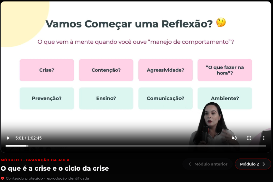 Player da área do aluno reproduzindo a aula do Módulo 1, com o slide da aula e a professora em vídeo.